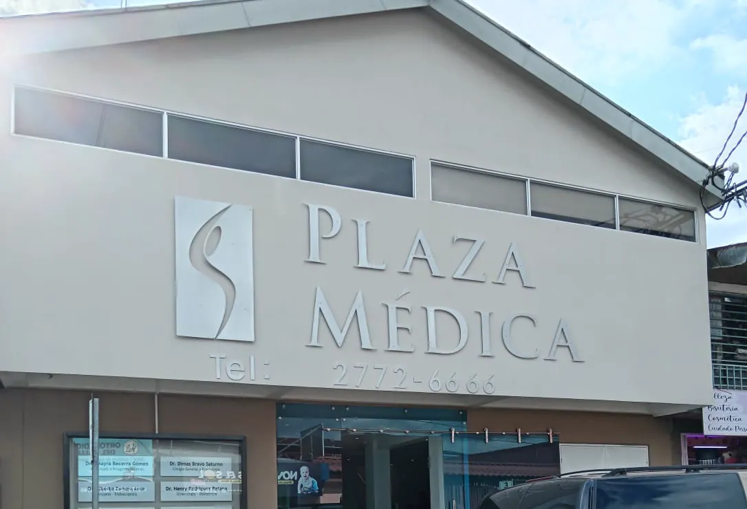 La fachada de Plaza Médica, con el rótulo y el teléfono 2772-6666