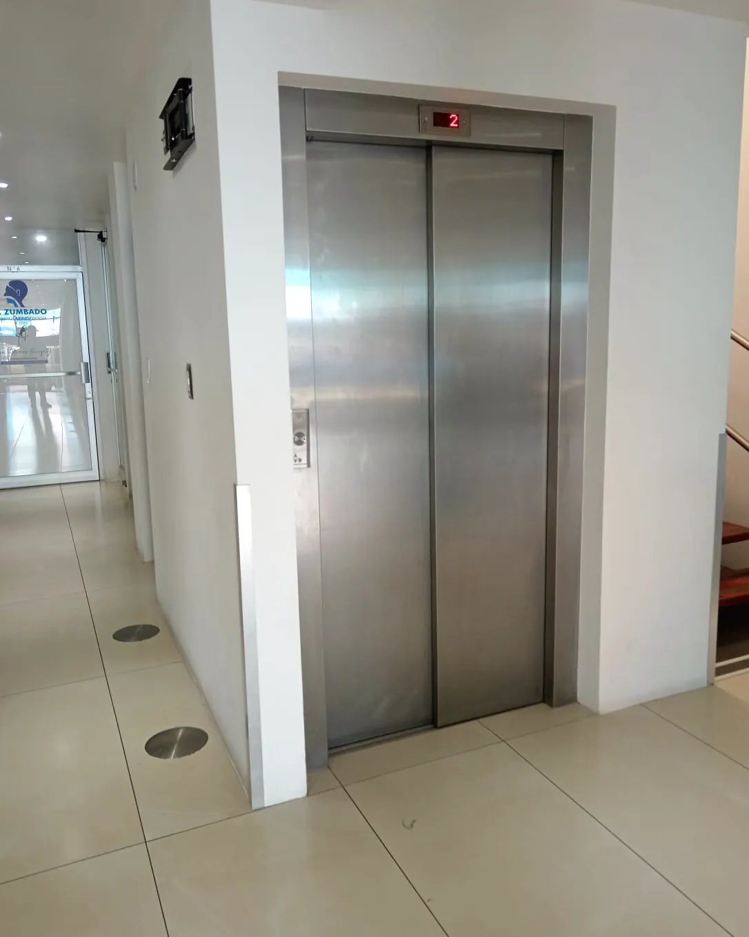 El pasillo y el ascensor